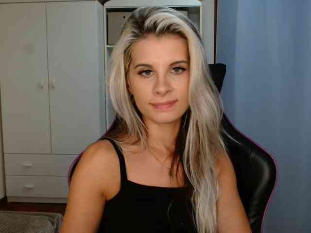 Model: KristineNatural