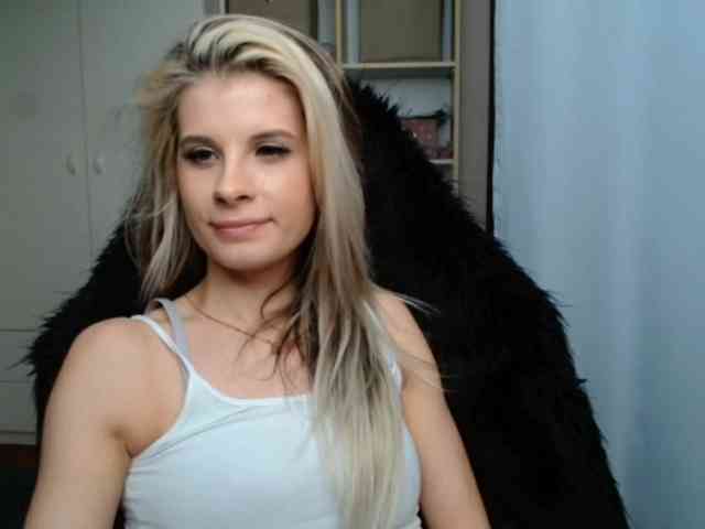 Model: KristineNatural