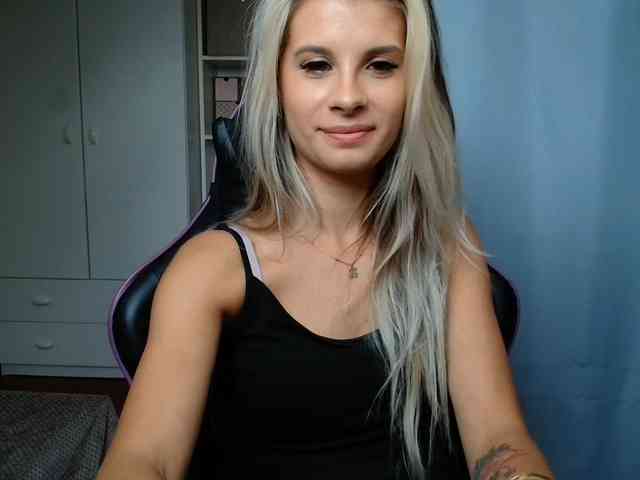 Model: KristineNatural
