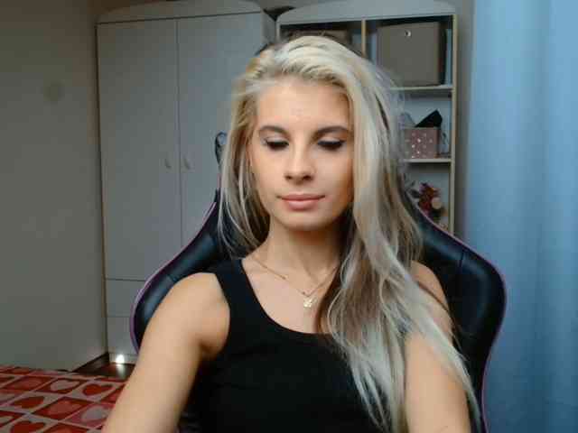 Model: KristineNatural