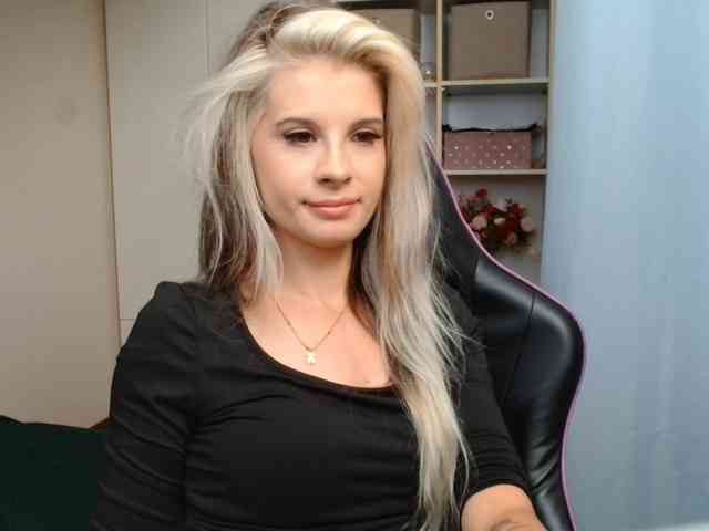 Model: KristineNatural