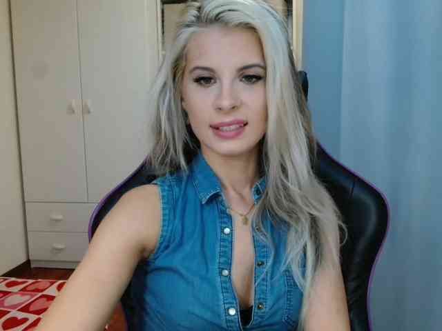Model: KristineNatural