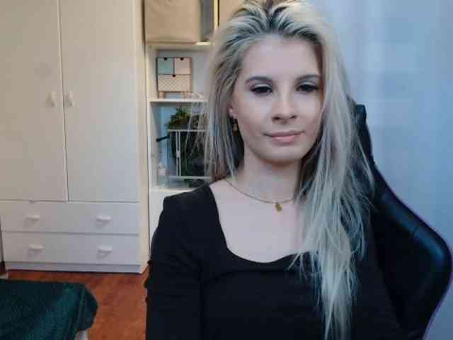Model: KristineNatural