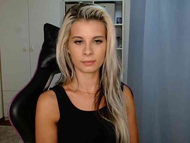 Model: KristineNatural