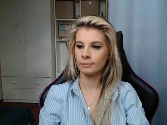 Model: KristineNatural