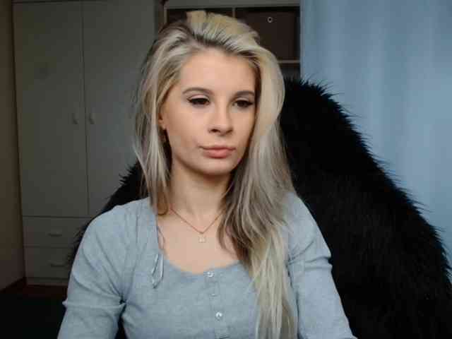 Model: KristineNatural