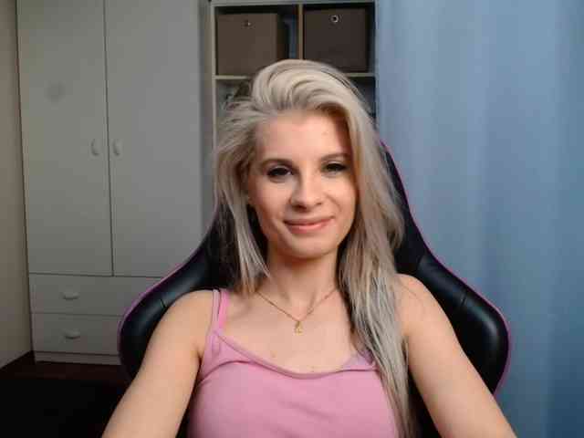 Model: KristineNatural