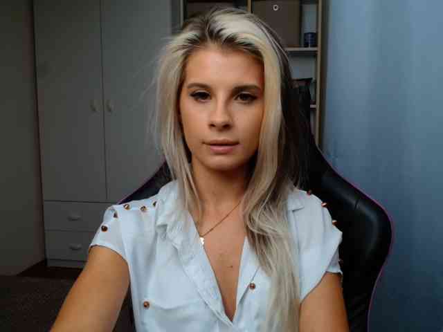 Model: KristineNatural