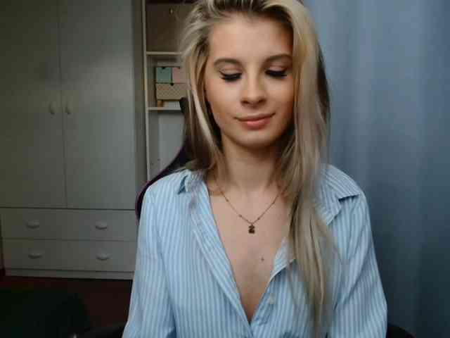 Model: KristineNatural