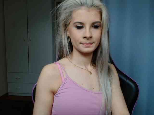 Model: KristineNatural