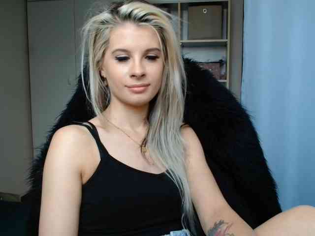 Model: KristineNatural