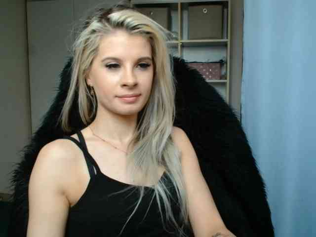 Model: KristineNatural