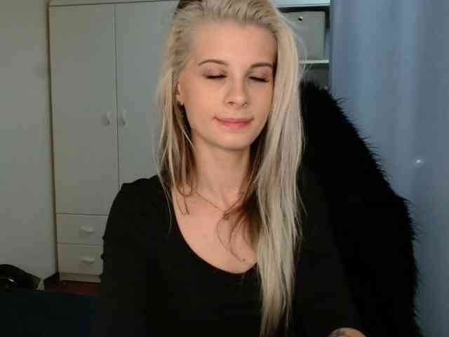 Model: KristineNatural