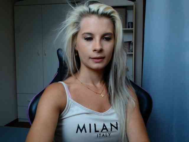 Model: KristineNatural