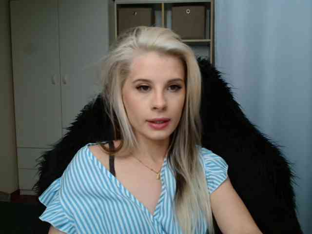 Model: KristineNatural