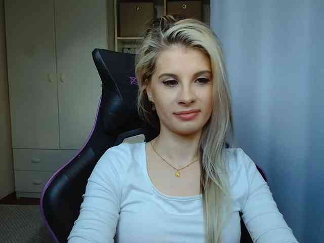 Model: KristineNatural
