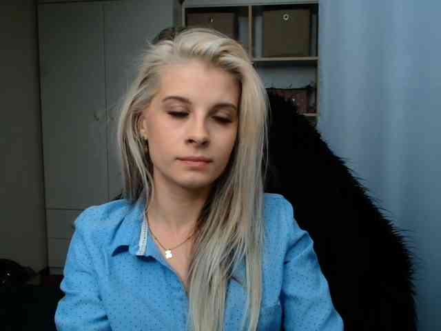 Model: KristineNatural