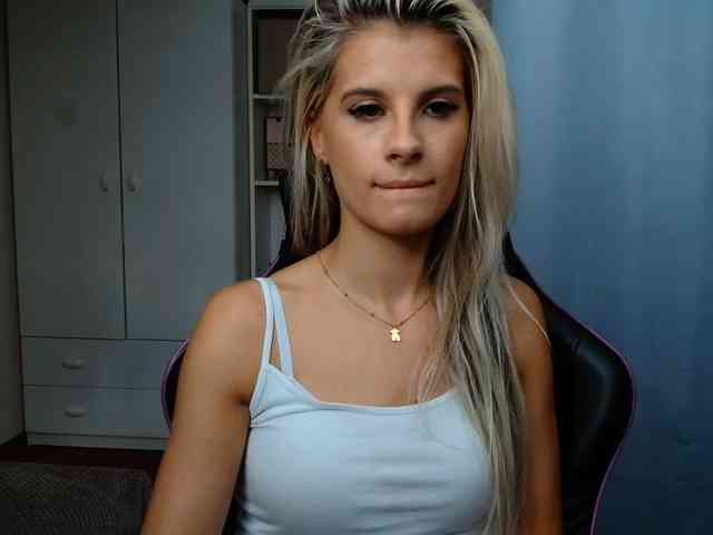 Model: KristineNatural