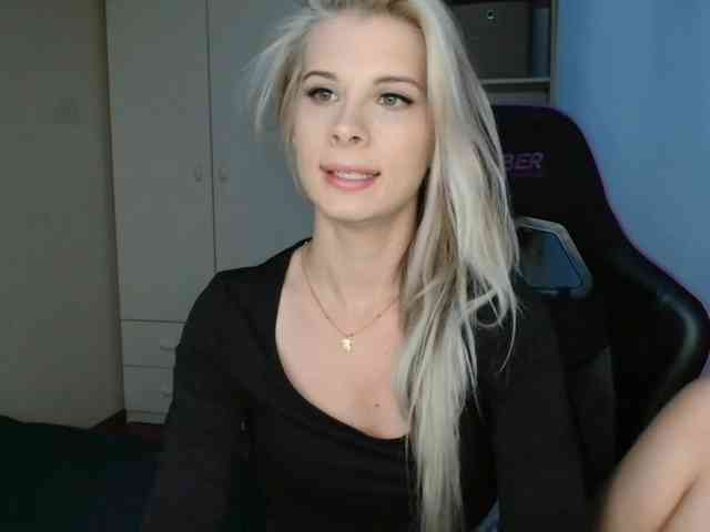Model: KristineNatural