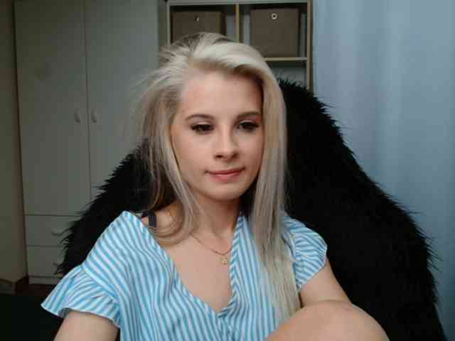 Model: KristineNatural