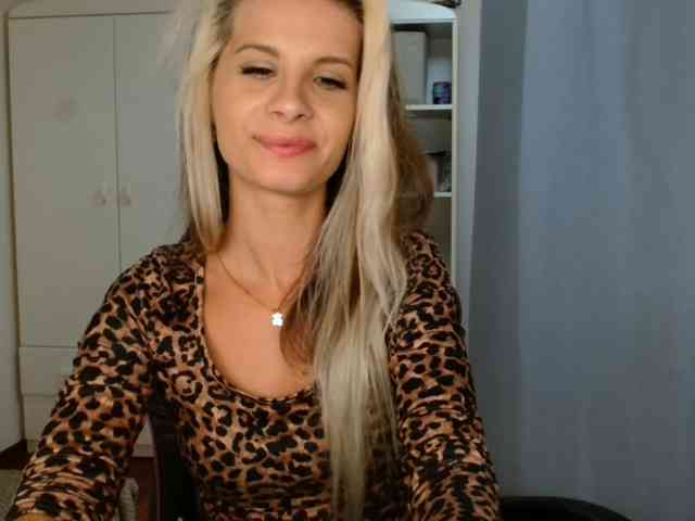 Model: KristineNatural