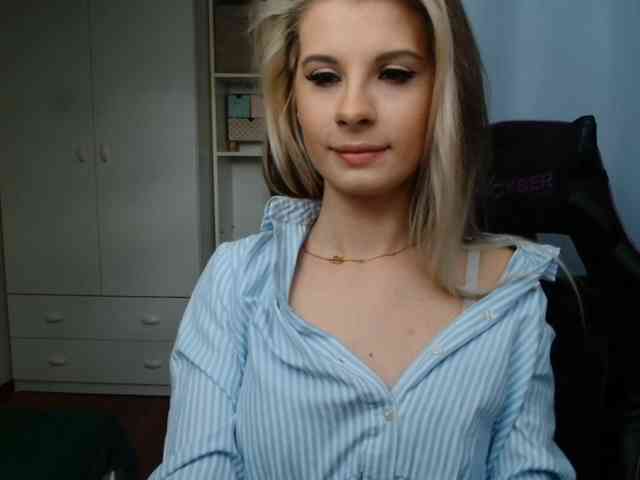 Model: KristineNatural