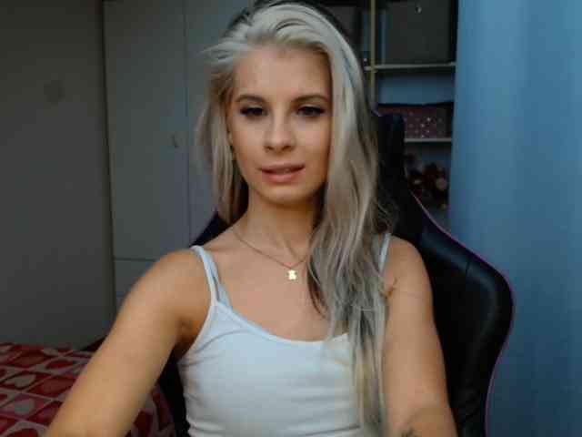 Model: KristineNatural