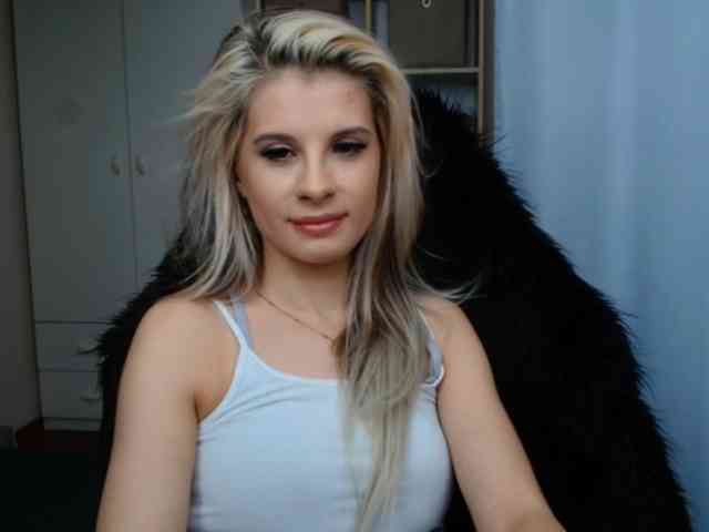Model: KristineNatural
