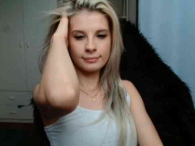 Model: KristineNatural
