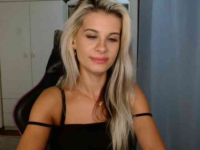 Model: KristineNatural