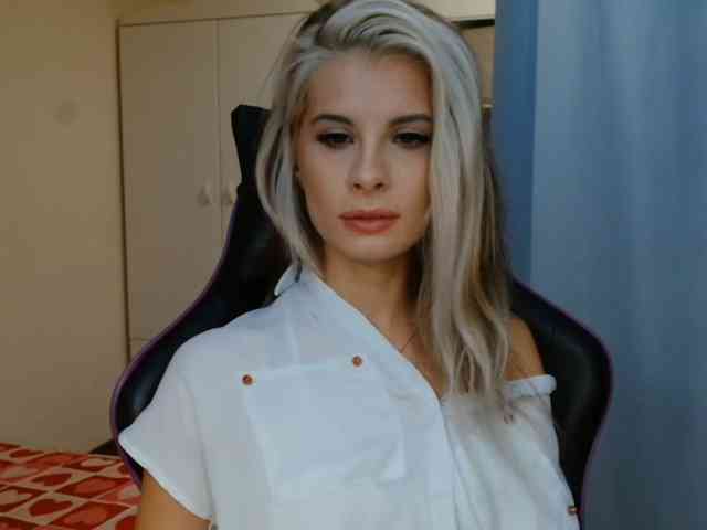 Model: KristineNatural