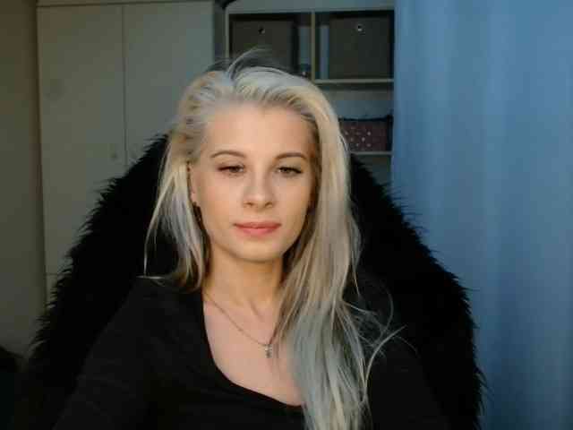 Model: KristineNatural