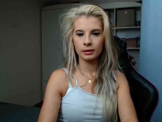 Model: KristineNatural