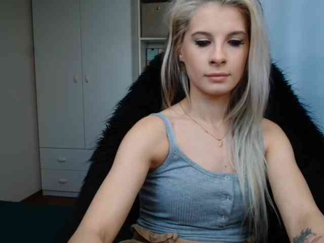 Model: KristineNatural