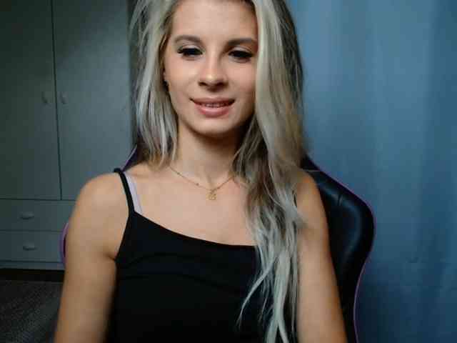 Model: KristineNatural