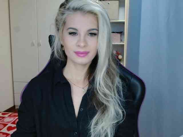 Model: KristineNatural