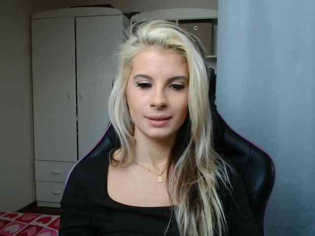 Model: KristineNatural