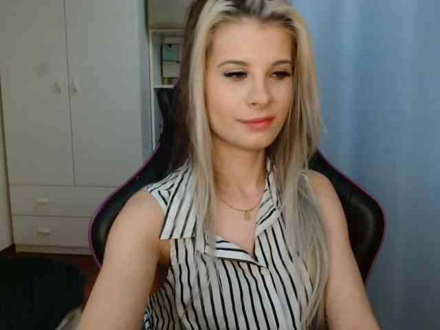 Model: KristineNatural