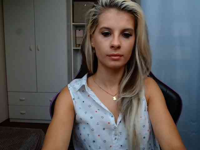 Model: KristineNatural