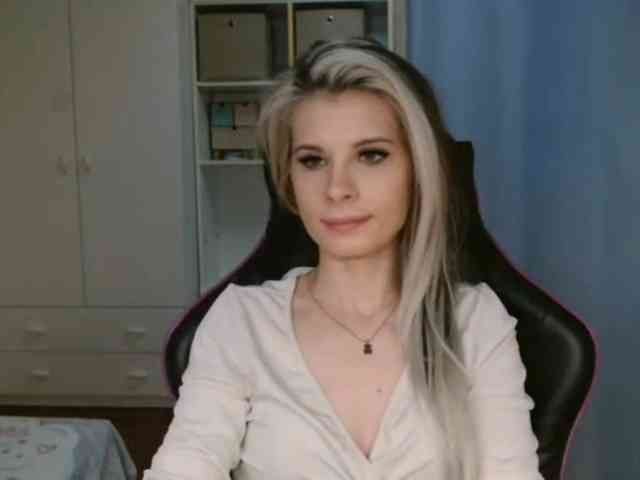 Model: KristineNatural