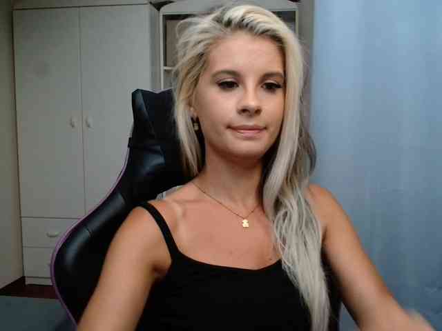 Model: KristineNatural