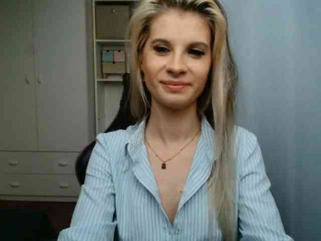 Model: KristineNatural