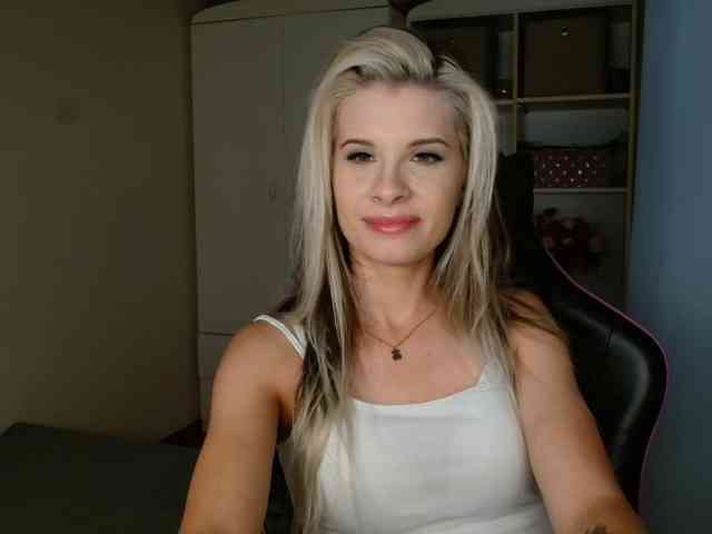Model: KristineNatural