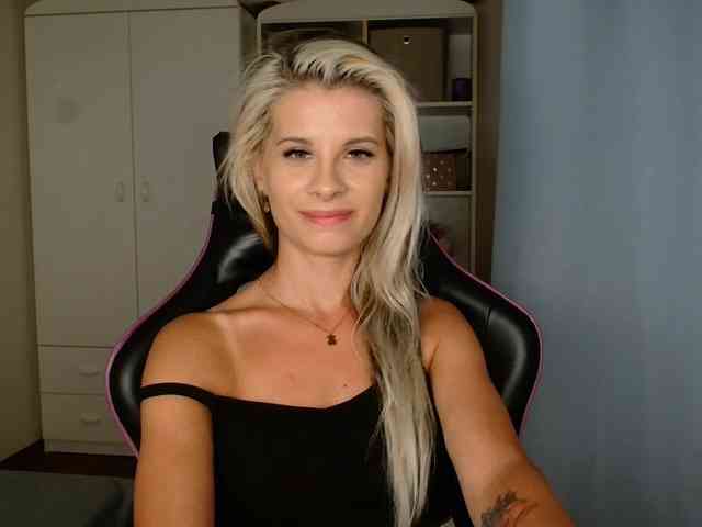 Model: KristineNatural