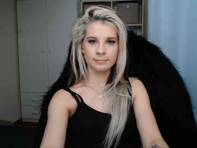 Model: KristineNatural