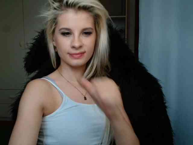 Model: KristineNatural