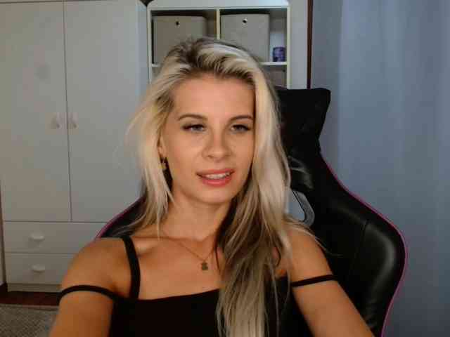 Model: KristineNatural