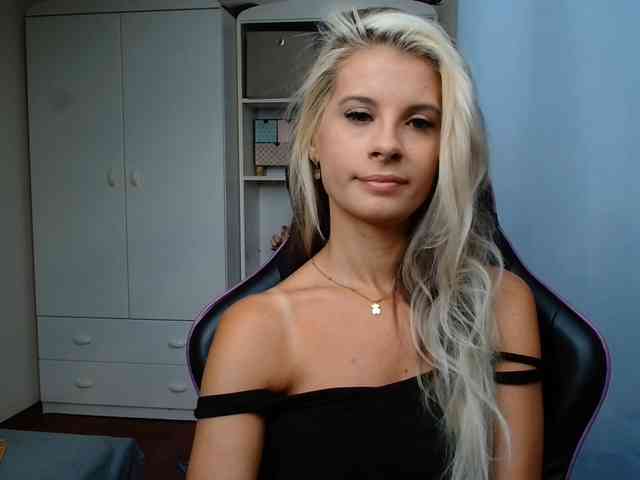 Model: KristineNatural