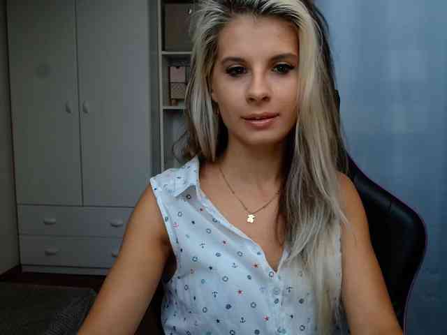 Model: KristineNatural