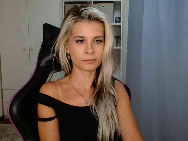 Model: KristineNatural